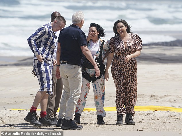 كان مارتن، 64 عامًا، يرتدي قميص بولو باللون الأزرق الداكن مع تشينو كريمي أثناء قفزه بالمظلة، بينما ارتدى آيتش، 25 عامًا، قميصًا مخططًا باللونين الأزرق والأبيض