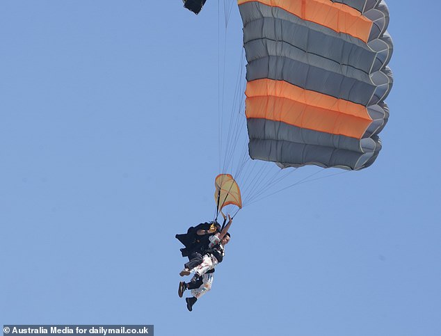 تم التقاط شونا وهي تطير في الهواء بمظلتها وهي تكمل التحدي الأول لها في البرنامج بنجاح