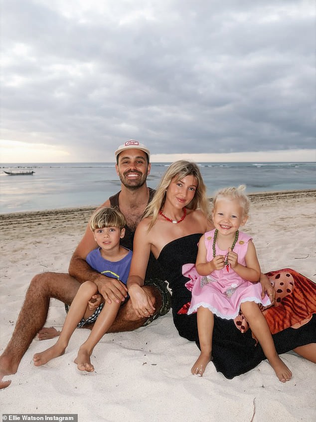 تم تصوير إيلي مع زوجها وأطفالها