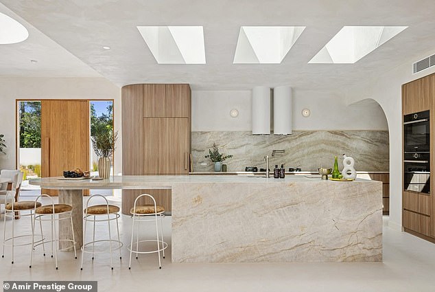 يتميز المنزل المكون من طابق واحد أيضًا بمخطط أرضي ذكي يخلق إحساسًا 