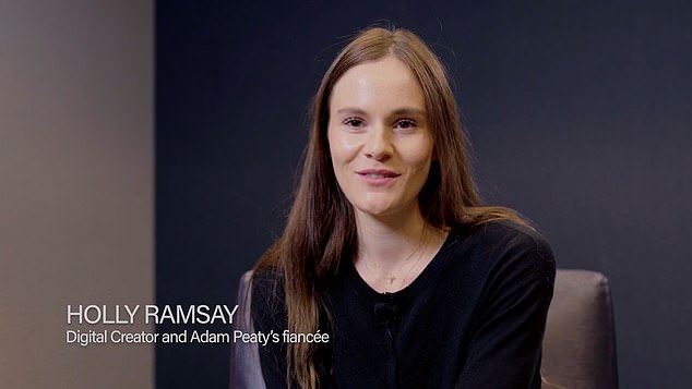 ومع استمرار العرض، تصبح هولي بعد ذلك مسؤولة عن الكاميرا، حيث تقوم بتصوير آدم وتطلب منه التلويح قبل أن توجه الكاميرا لنفسها وتقول: 'نحن الآن في طريقنا إلى المسبح'، كما أظهرت دعمها لخطيبها.