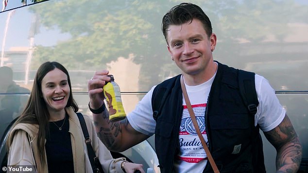 قبل النزهة، ظهر اللاعب الأولمبي البالغ من العمر 30 عامًا وعروسه في سلسلة من المقاطع الدعائية لسلسلة الأفلام الوثائقية على موقع YouTube التابعة لـ World Aquatic بعد الرحلة إلى كأس العالم للسباحة 2025، مع مقتطفات من وراء الكواليس للفريق وهولي