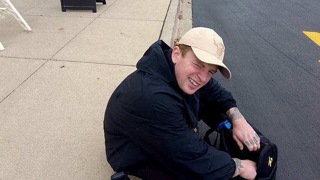 وشوهدت هولي وهي تصور خطيبها خلال مقتطفات من الفيلم الوثائقي