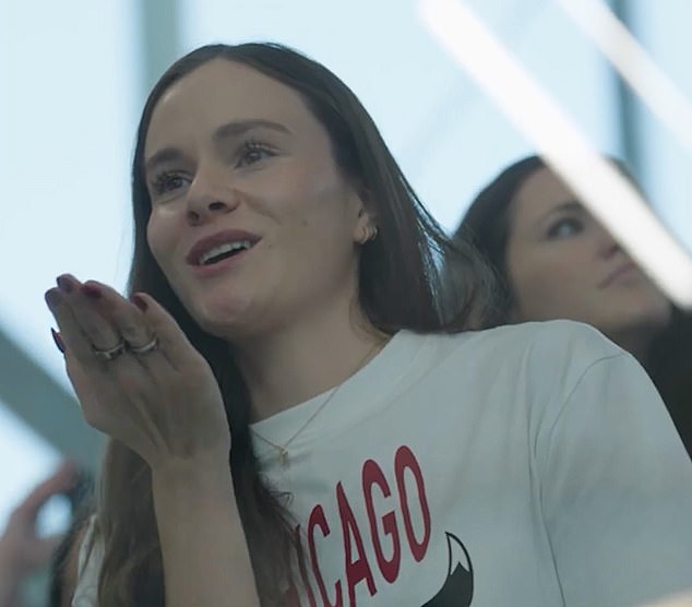 بعد ذلك، ألقى الزوجان لمحة عن تخطيطهما، حيث التفت آدم إلى الكاميرا أثناء النظر إلى موقع ويب لأثاث الحدائق وقال: 