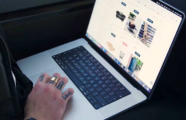 شوهد آدم وهو يجمع سجل زفاف الزوجين