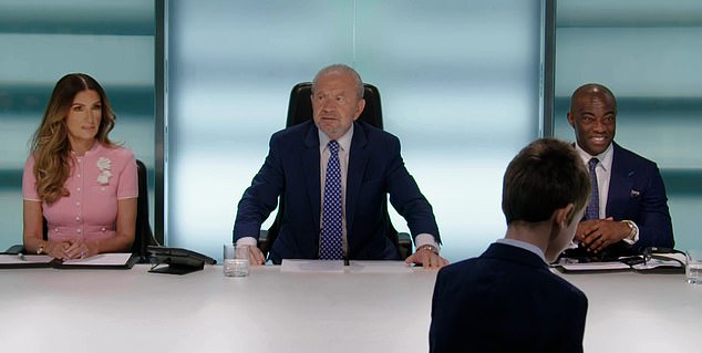 في المقطع الحصري لصحيفة ديلي ميل، يدخل المرشحون الشباب، وهم يرتدون ملابس مثيرة للإعجاب، إلى قاعة مجلس إدارة المبتدئين لمواجهة اللورد شوجر وثنائيه الأيمن.