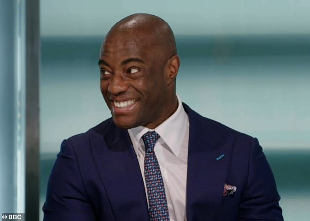 ضحك تيم بصوت عالٍ عندما تم استجواب اللورد شوجر من قبل الضيوف المميزين في قاعة مجلس الإدارة، في مشاهد من المقرر بثها مساء الجمعة