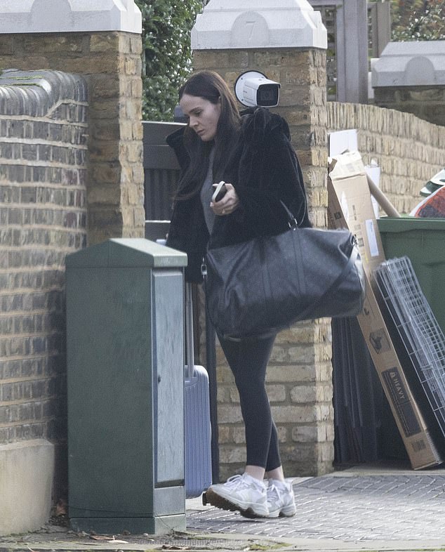 كانت ترتدي معطفًا من الفرو الصناعي لتزيد من سحر المجموعة ذات الظهر القصير