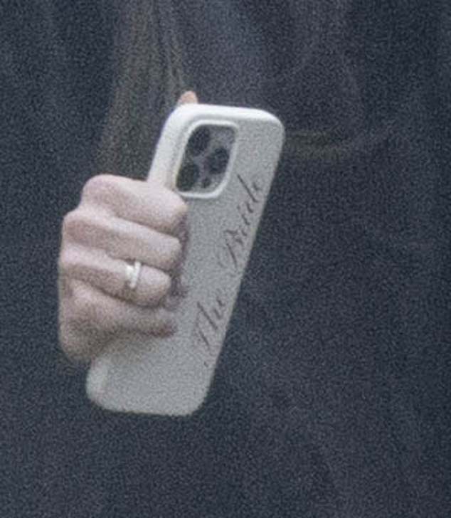 وكانت حماستها لزفافها القادم واضحة في اختيارها للأكسسوارات، إذ لوحت بحافظة الهاتف المزينة بحالتها الوشيكة.