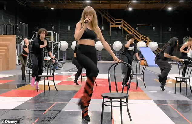 وشوهدت الفنانة التي تتصدر القائمة في الاستوديو مع راقصيها المساعدين وهي تكافح من أجل تنفيذ الحركات بينما كان شعرها منسدلًا وكانت تضع مكياجًا كاملاً.