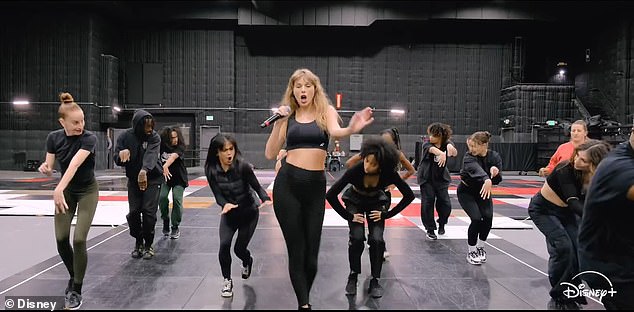 ارتدت الطائر المغرد البالغ من العمر 35 عامًا حمالة صدر سوداء تبرز بطنها بينما أضافت طماقًا ضيقة