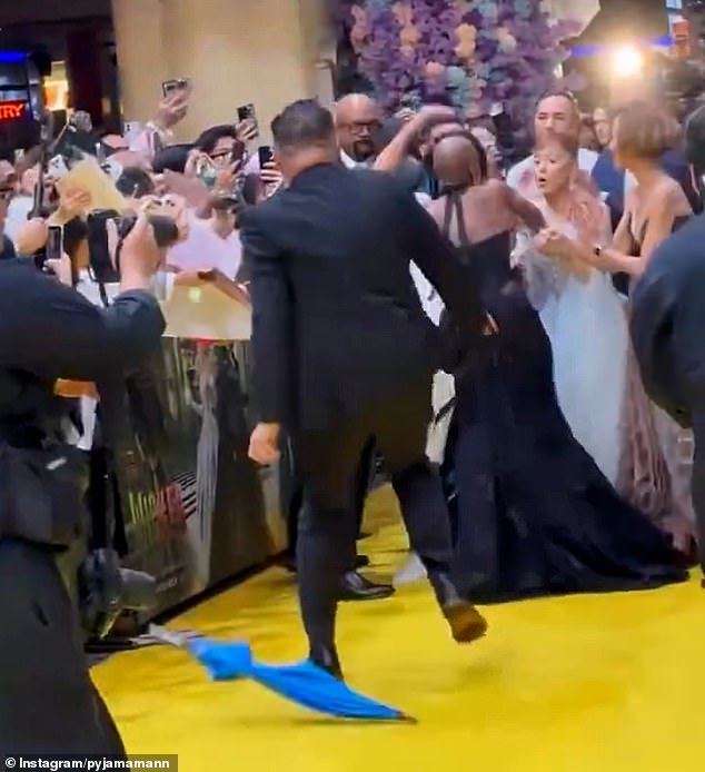 قبل الأمن، قفزت سينثيا، التي تلعب دور إلفابا في الفيلم، بين صديقتها والرجل لمحاولة منعه بينما يبدو أنها تصرخ بشيء ما في وجهه.