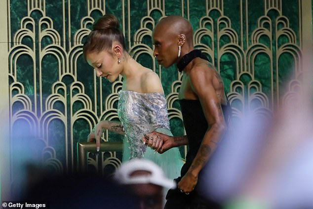 شوهدت سينثيا وهي تمسك بيد أريانا في نفس اليوم