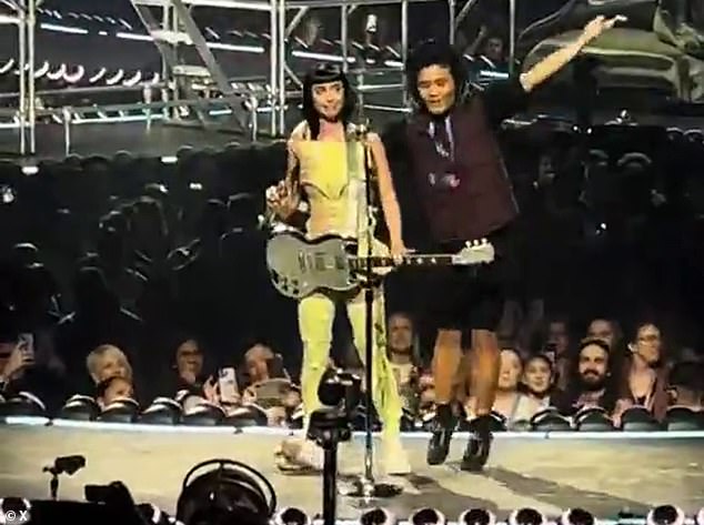 لقد قام بمشاركة مقاطع فيديو بعد مخاطبة مشاهير آخرين مثل كاتي بيري (في الصورة)، وThe Weeknd والثنائي الإلكتروني The Chainsmokers بطريقة مماثلة خلال حفلاتهم.