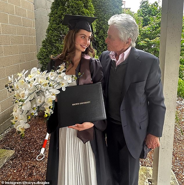 وتخرج دوغلاس الأصغر من جامعة براون في مايو/أيار بعد دراسة صناعة الأفلام والشؤون الدولية والعامة