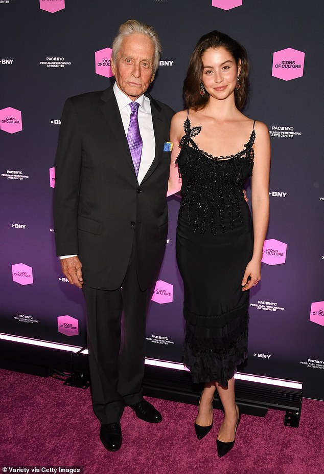 أبهرت كاريز بفستان عتيق من خزانة والدتها الخاصة في حفل PAC NYC Icons of Culture Gala في 28 أكتوبر حيث كانت برفقة والدها الثعلب الفضي