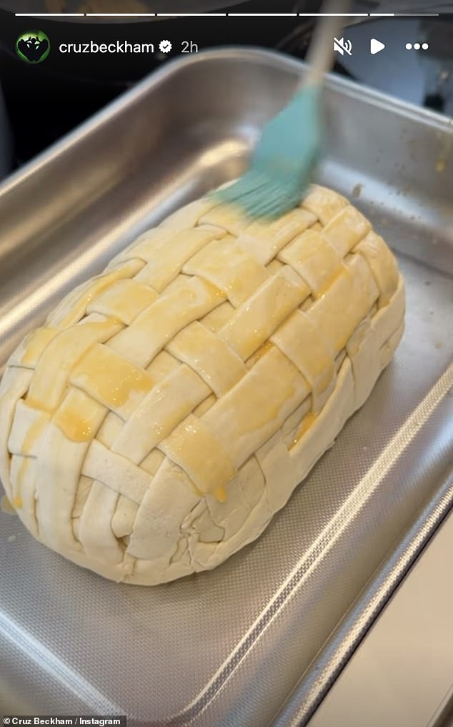أثناء تحميل مقطع فيديو على حسابه على Instagram Story، قام كروز بدهن مخفوق البيض فوق المعجنات قبل وضعها في الفرن