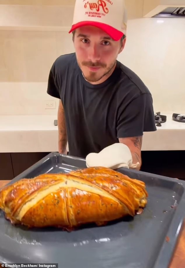 في السابق، قام بروكلين بتصوير مقطع فيديو وهو يكشف عن المعجنات الذهبية مع لحم البقر الوردي تمامًا بداخلها