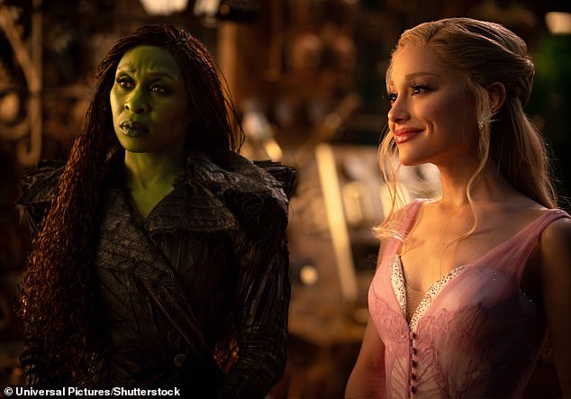 تم تصوير الثنائي على أنهما Elphaba و Glinda في الفيلم