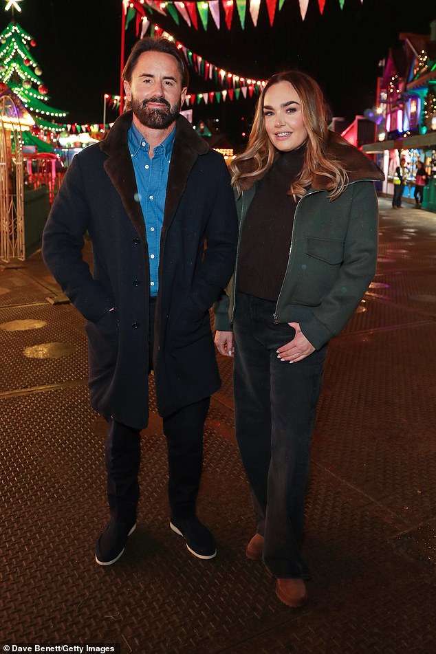 كما قامت بالتقاط الصور مع زوجها جاي روتلاند