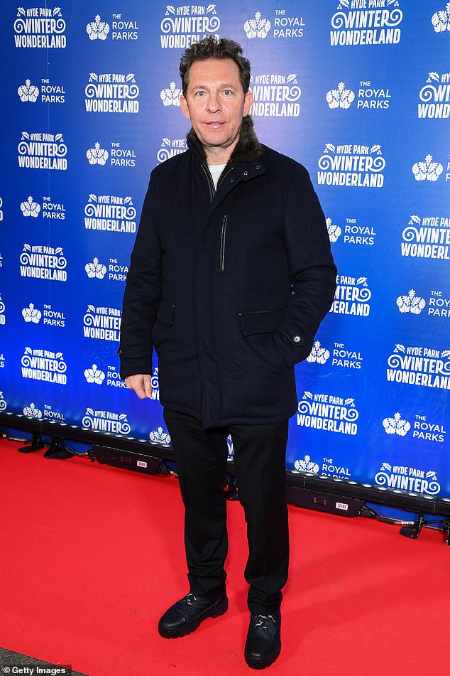 ارتدى نيك كاندي سترة صوفية مع حذاء أسود