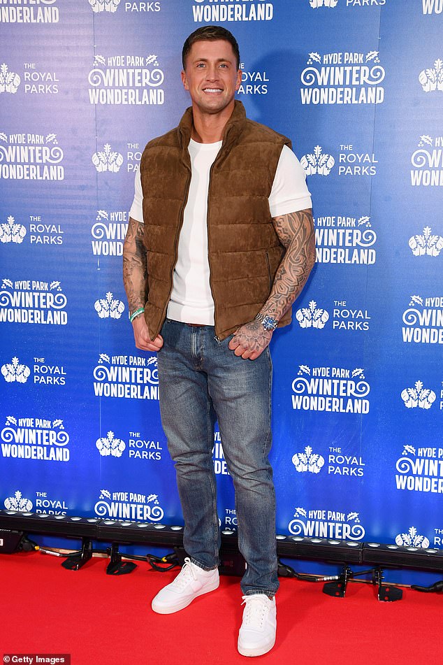 ارتدى دان أوزبورن تيشيرت أبيض مع سترة من جلد الغزال