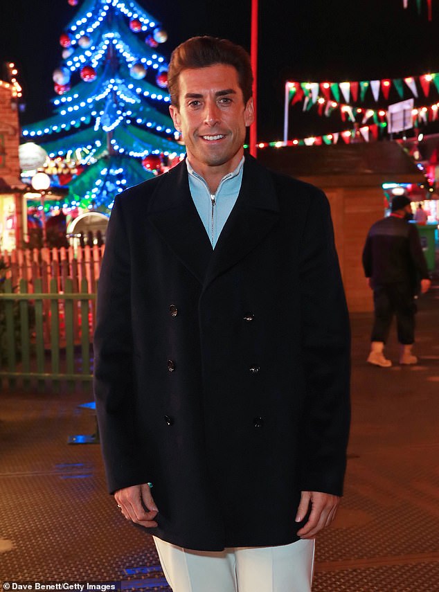 بدا جيمس أرجنت أنيقًا في معطف مزدوج الصدر وبنطلون كريمي