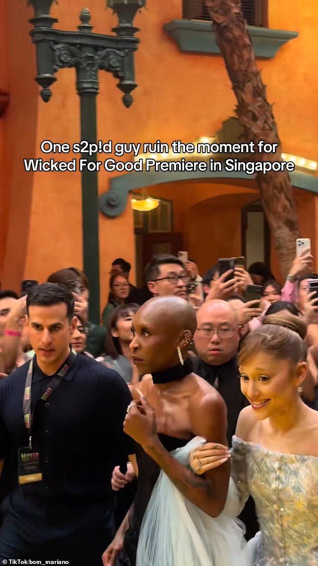 بعد الحادث، أمسكت غراندي بذراع إيريفو الذي بدا عليه القلق أثناء سيرهما على السجادة الحمراء