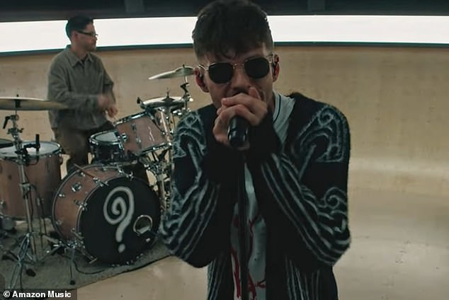 يأتي ذلك بعد أن ترك لويس المعجبين 