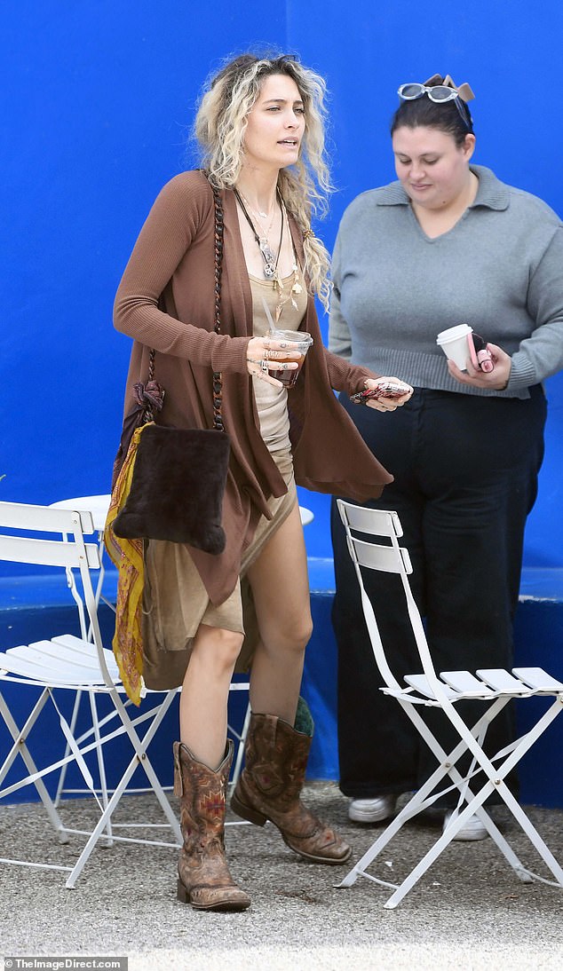 بينما تم الحفاظ على أجزاء من شكواها بشأن افتقار المنفذين المزعوم للرقابة والشفافية