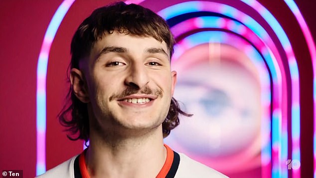 يبدو أن أحد النجوم الصاعدين هو كولن (في الصورة)، وهو مقاتل MMA صفيق ذو بوري وشارب يصف نفسه بأنه 