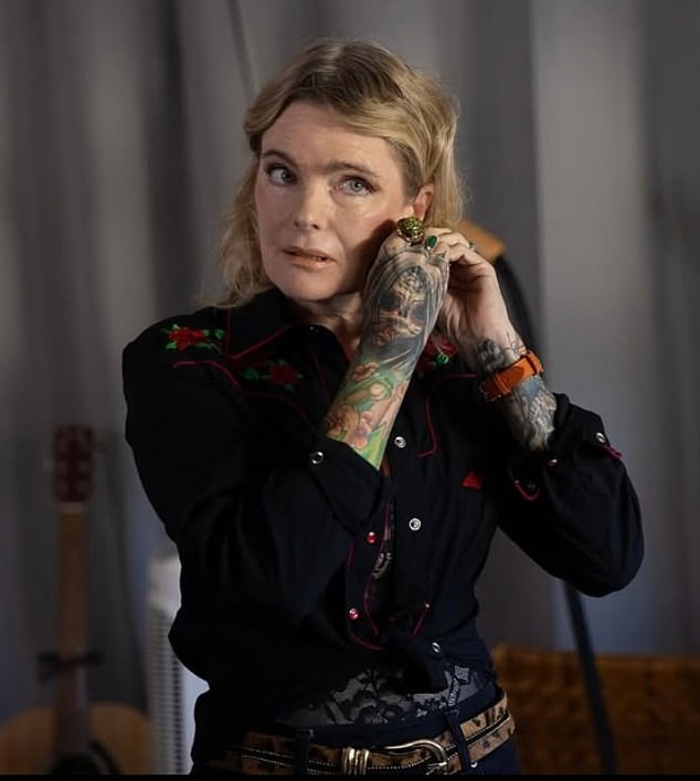 إلينياك تظهر في صورة جديدة من فيلمها Alchemy In Venice الذي انتهى مؤخراً؛ الوشم الموجود على ذراعيها حقيقي