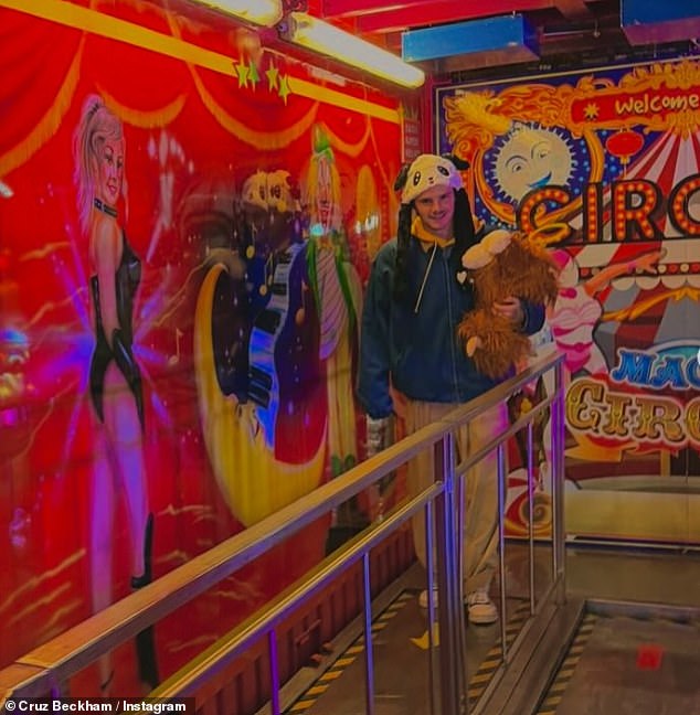 وأظهرت إحدى اللقطات كروز وهو يحتضن بقرة في المرتفعات ويصمم قبعة الباندا