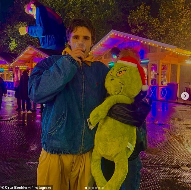 وأظهرت لقطات فيديو الزوجين وهما يحزمان أمتعتهما على المساعد الرقمي الشخصي، حيث انتقل كروز لاحقًا إلى إنستغرام لمشاركة مجموعة من الصور