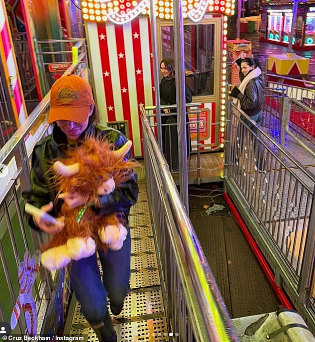 بدا جاكي أنيقًا دون عناء مرتديًا قبعة تان وسترة لراكبي الدراجات النارية