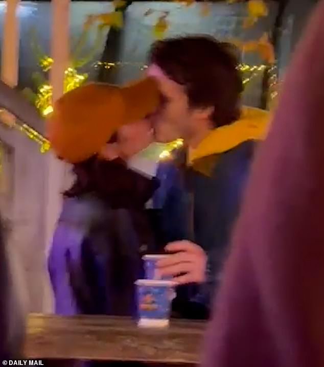 كان السير ديفيد وزوجته مصممة الأزياء في غرب لندن بينما ظهر ابنه الأصغر كروز في وينتر وندرلاند في هايد بارك، حيث انضمت إليه صديقته جاكي أبوستل.