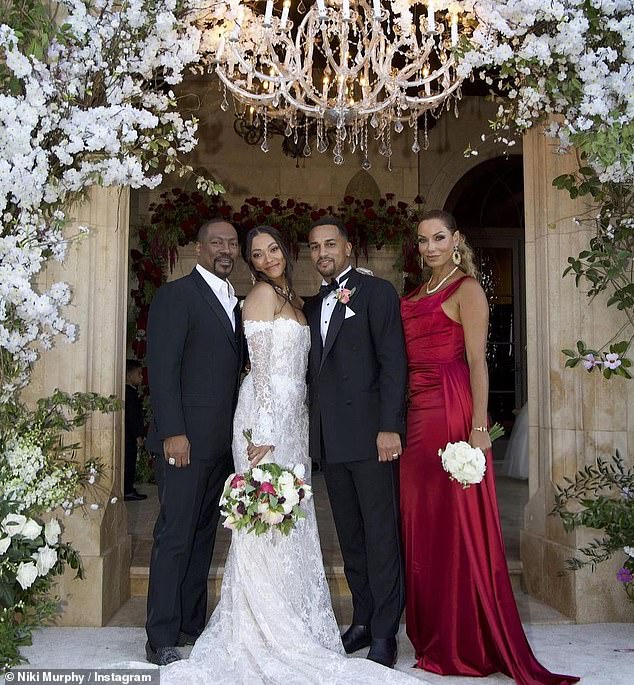 وسوف تستقبل بريا طفلها الأول من زوجها الممثل مايكل كزافييه منذ ثلاث سنوات؛ (LR) شوهد إيدي مع والدة بريا ومايكل ونيكول ميرفي في حفل زفاف الزوجين عام 2022