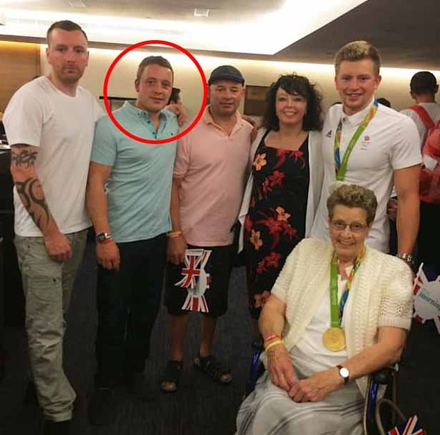 جيمس بيتي، الأخ الأكبر لآدم، في الصورة الثانية على اليسار إلى جانب إخوته ووالديه، تم استجوابه من قبل الشرطة لمدة يومين قبل إطلاق سراحه بكفالة مشروطة