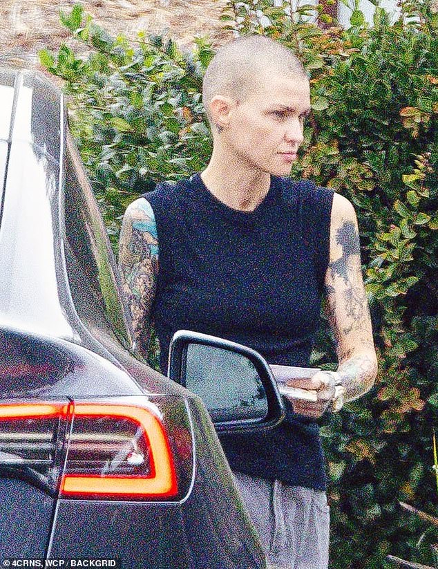 تومض روبي وشمها في قميص أسود بدون أكمام بينما كانت تتجه إلى حديقتها الأمامية وهي عارية القدم