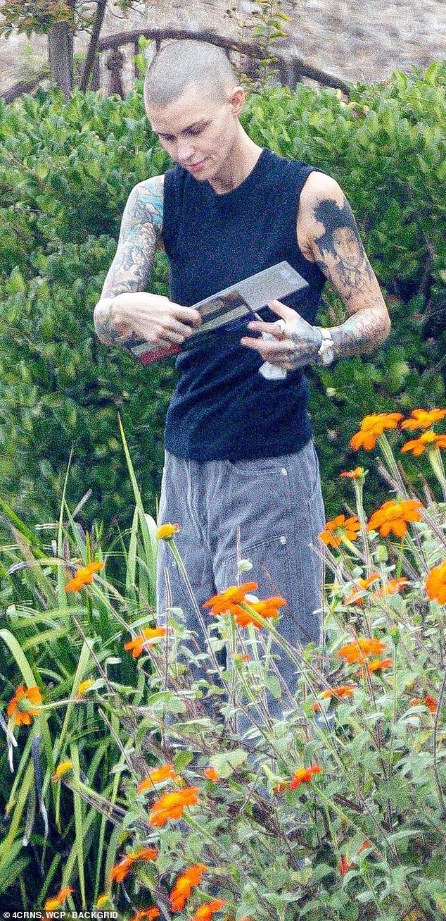 نسقت روبي مظهرها غير الرسمي مع بنطال جينز رمادي فضفاض، وزودت بساعة وخاتم ذهبيين