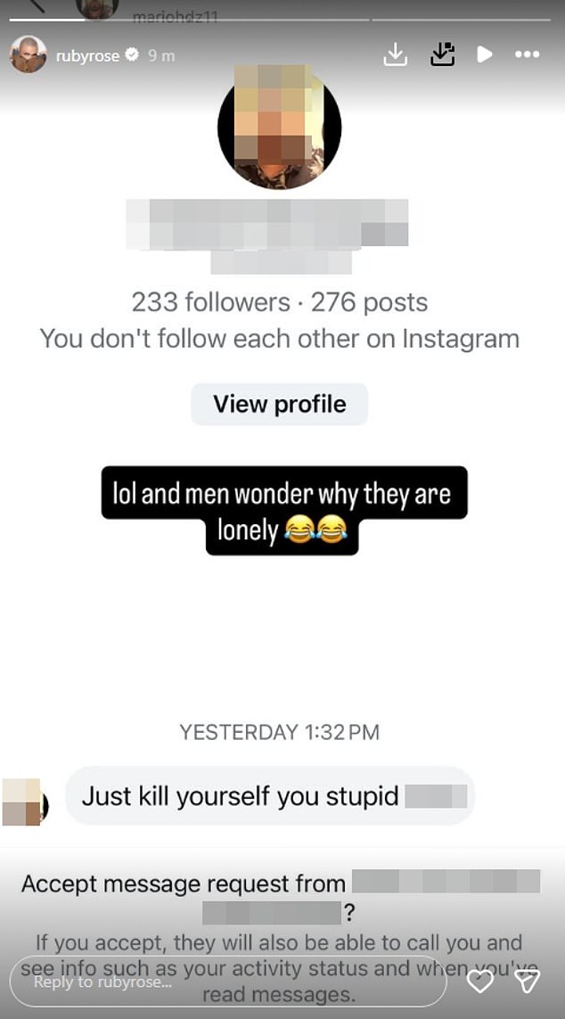 شاركت الرسالة على وسائل التواصل الاجتماعي الخاصة بها يوم الجمعة، وأظهرت أن رجلاً أرسل لها رسالة مباشرة قائلاً: 