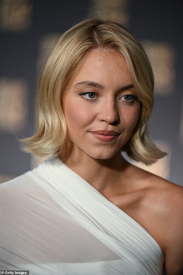 كشفت الممثلة الأسترالية أنها تلقت تهديدات عبر الإنترنت مؤخرًا، بعد مهاجمة النجم الأمريكي سيدني سويني، 28 عامًا.