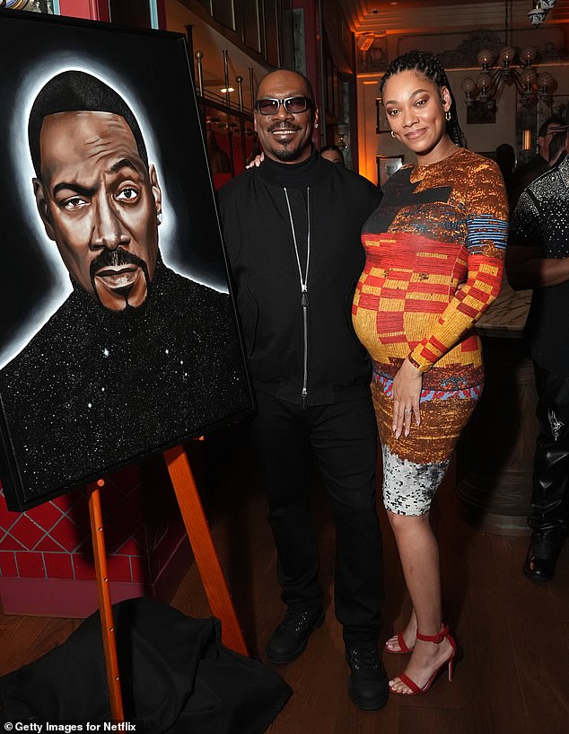 وكشفت الأم البالغة من العمر 35 عاماً عن بطنها أثناء العرض الأول لفيلم وثائقي جديد لوالدها بعنوان 