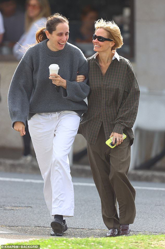 كانت ترتدي أيضًا بنطالًا بنيًا واسع الساق ومتوسط ​​الارتفاع كان فضفاضًا مثل قميصها