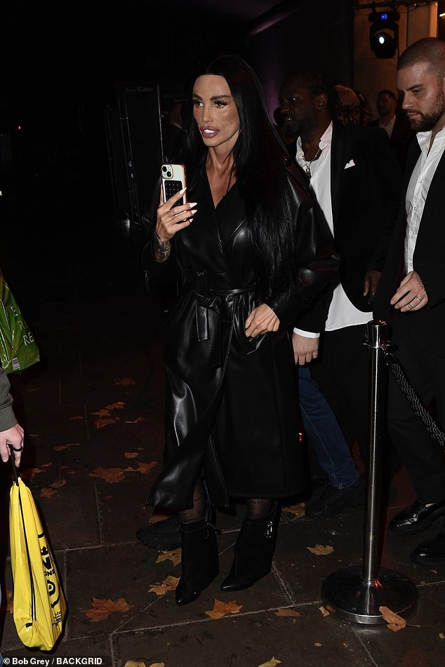 ولهذه المناسبة، لفتت كاتي الأنظار في حفل مبهر مرتدية معطفًا طويلًا من الجلد الأسود وحذاءً أسود