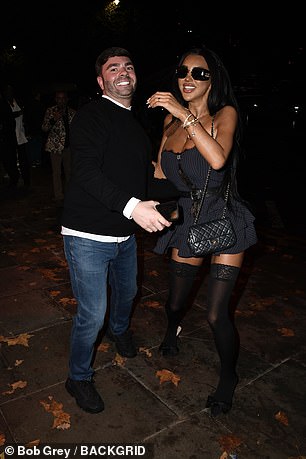 قامت بإقران الفستان الأزيز مع جوارب سوداء