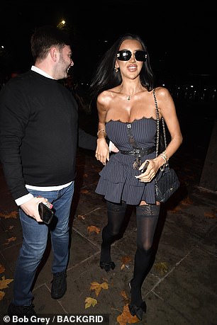 وفي هذه الأثناء، لفتت كلوي الأنظار بفستان قصير مقلم باللون الأزرق بدون حمالات