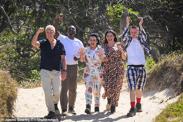 تنضم شونا إلى أمثال مارتن كيمب من فرقة Spandau Ballet، والممثل الكوميدي إيدي كادي، وعارضة الأزياء كيلي بروك، ومغني الراب أيتش داون أندر (في الصورة معهم على الشاطئ).