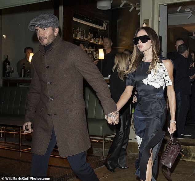 كان السير ديفيد يدا بيد مع زوجته أثناء خروجهما من مطعم الشيف ماكس كوين الحائز على نجمة ميشلان، حيث تتراوح أسعار الوجبات بين 75 جنيها إسترلينيا للشخص الواحد.