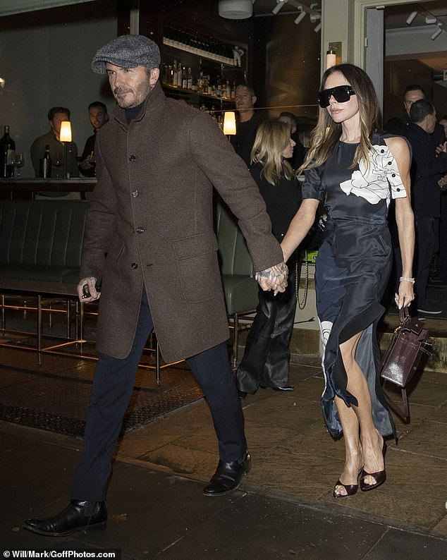 قام الزوج بخروج أنيق من المكان